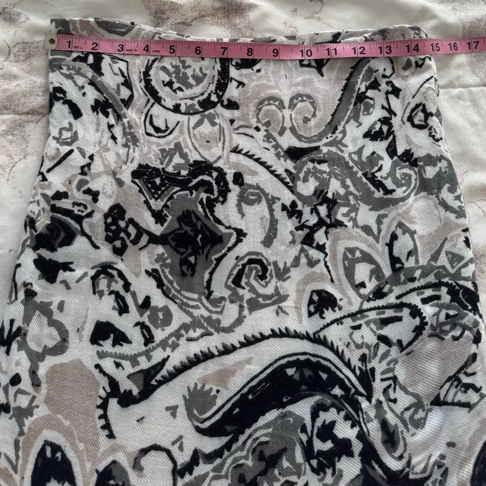 Isa & Stef Inc. floral Black and Gray lined knee length Patterned Skirt, size S
